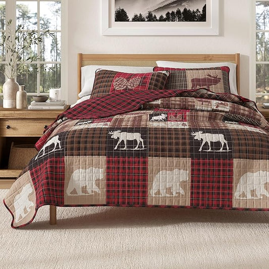 Great Bay Home Rustic Cabin King Size Quilt Set with Shams - All-Season, Lightweight, Reversible Bedspread - Lodge-Themed Summer Bedding Sets (King/California King, Hemlock Red/Brown).