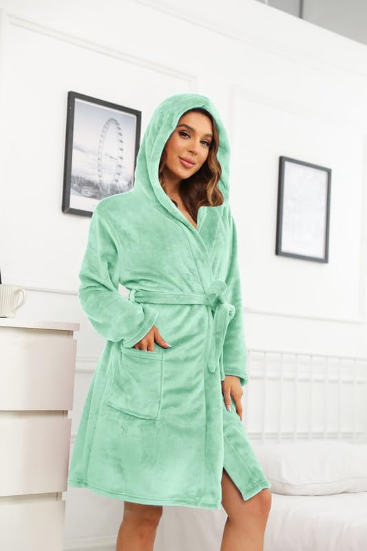 U2SKIIN Women Hooded Fleece Robe, Short Plush Robes for Womens With Hood Soft Warm Spa Bathrobe