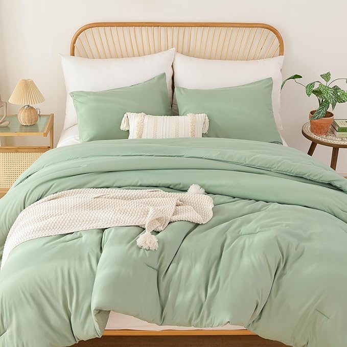 ROSGONIA Oversized King Comforter 128x120, 3pcs Super King Plus (1 Sage Green Comforter & 2 Pillowcases) Lightweight Oversized Bedding Set Quilt