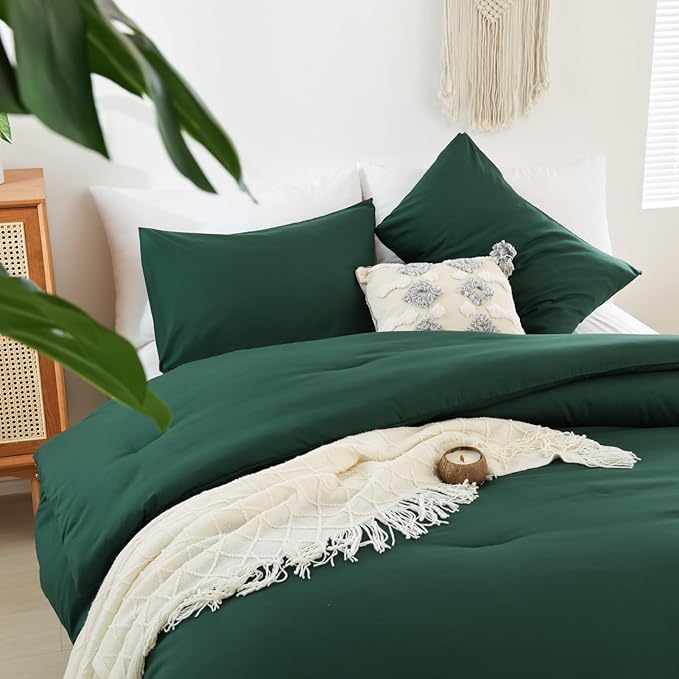 ROSGONIA Queen Comforter Set Emerald Green, 3pcs (1 Boho Dark Forest Green Comforter & 2 Pillowcases), All Season Blanket Lightweight Bedspreads Quilt