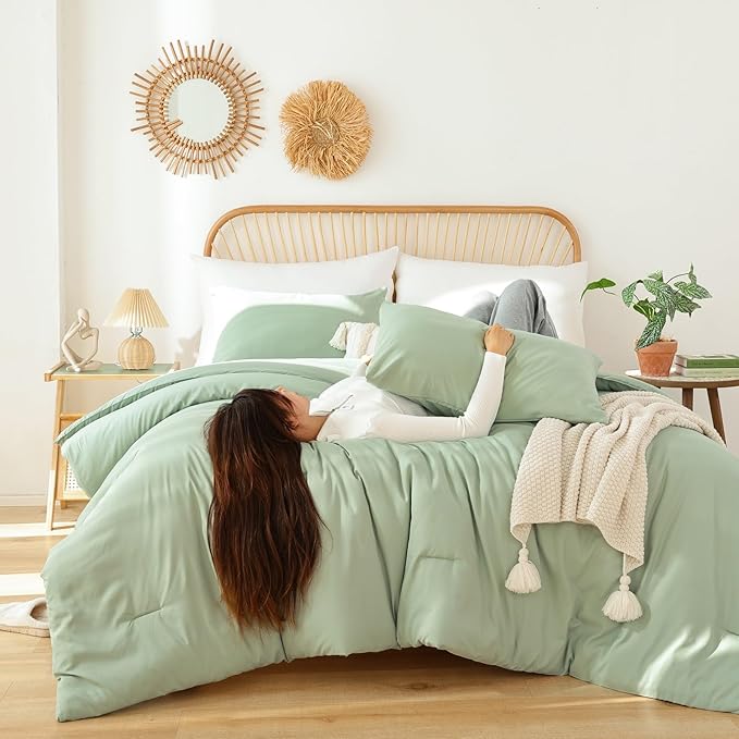 ROSGONIA Oversized Queen Comforter Sage Green, 3pcs (1 Green Comforter & 2 Pillowcases) Lightweight Oversized Queen Comforter Sets Bedding Blanket Quilts