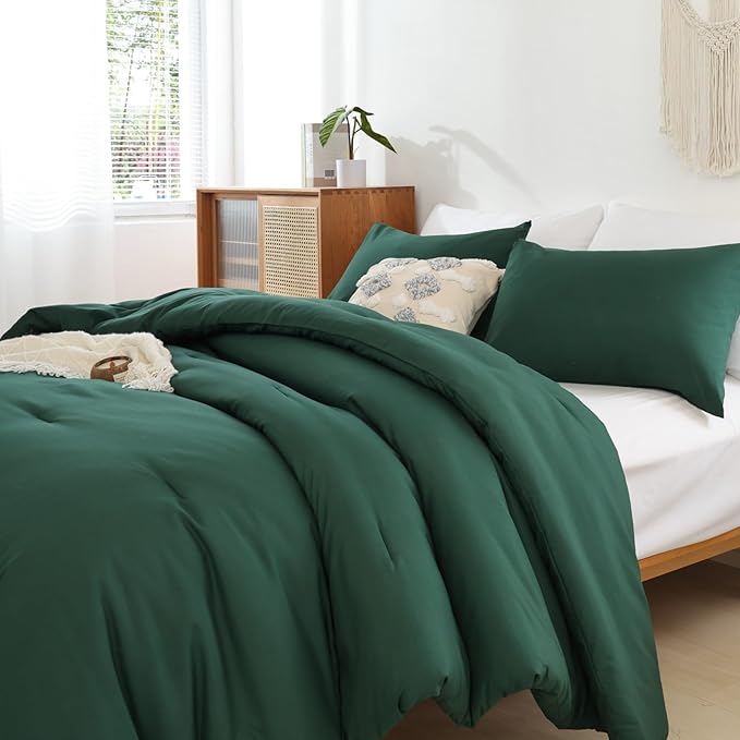 ROSGONIA Queen Comforter Set Emerald Green, 3pcs (1 Boho Dark Forest Green Comforter & 2 Pillowcases), All Season Blanket Lightweight Bedspreads Quilt