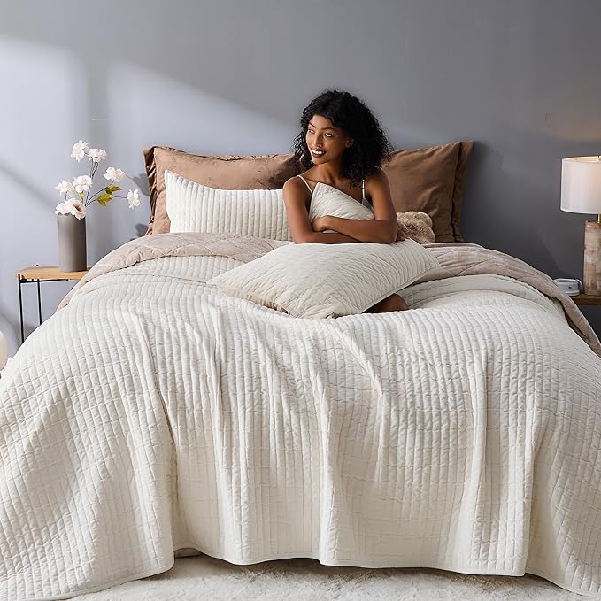 Wonderful Luxury Velvet Quilt - Striped Channel Stitch Cream Quilt Queen, Velvet Lightweight Comforter, Pet-Friendly, Tear-Resistant Bedspread Coverlet Bedding Set for All Season,94"x94"
