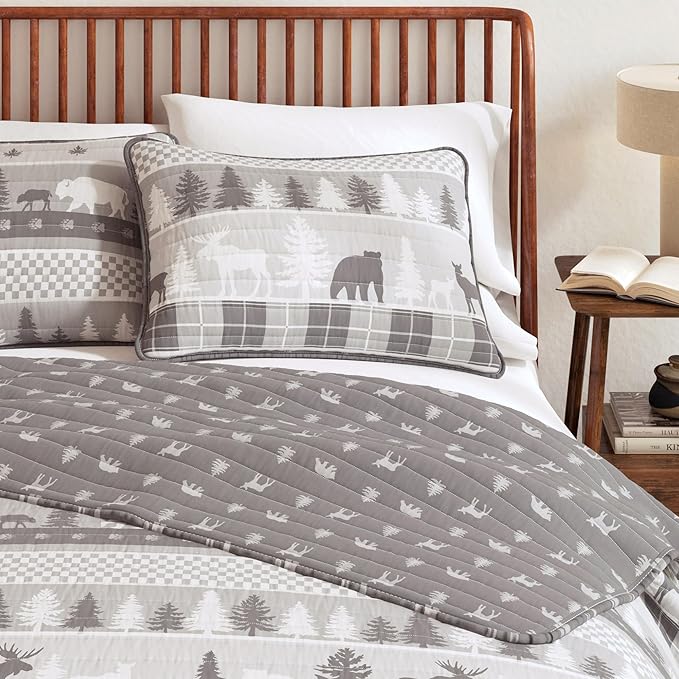 Great Bay Home Rustic Cabin Full/Queen Size Quilt Set with Shams - All-Season, Lightweight, Reversible Bedspread - Lodge-Themed Summer Bedding Sets (Full/Queen, Rustic Landscape Grey)