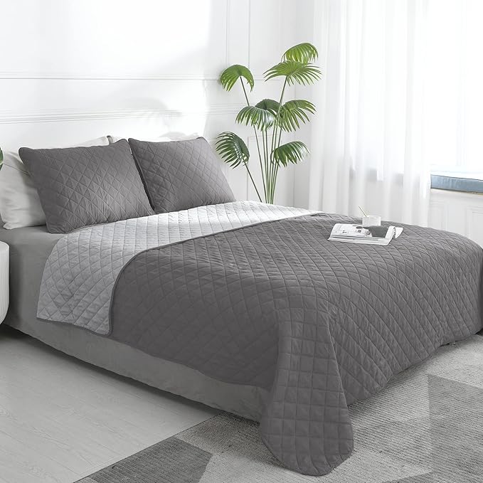 Easy-Going California King Size Reversible Quilt Set with 1 Quilt and 2 Pillow Shams, Soft Bed Quilt Cover, Water Resistant Lightweight Microfiber Bedspread, Stain Resistant, Gray/Light Gray