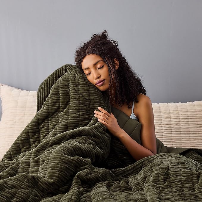 Wonderful Luxury Velvet Quilt - Striped Channel Stitch Dark Green Quilt Queen, Soft Corduroy Lightweight Comforter, Pet-Friendly, Tear-Resistant, Bedspread Coverlet Bedding Set for All Season,94"x94"