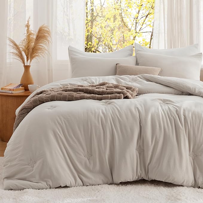 Bedsure King Size Comforter Set Beige, Soft Prewashed King Bedding, Quilted Comforter with Clover Design, Down Alternative Comforter for All Seasons, 3 Pieces Bed Set with 2 Pillow Shams