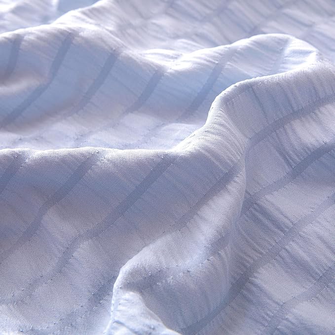 Amazon Basics Jacquard Geometric Microfiber 3-Piece Duvet Cover Set, Includes 1 Duvet Cover and 2 Pillow Shams, King, Blue Striped