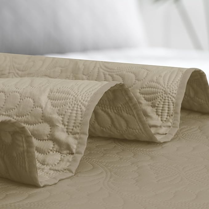 Easy-Going King Size Reversible Quilt Set with 1 Quilt and 2 Pillow Shams, Soft Bed Quilt Cover, Water Resistant Lightweight Microfiber Bedspread, Stain Resistant, Olive Leaf-Beige/Beige