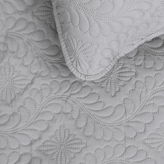 Easy-Going Twin Size Reversible Quilt Set with 1 Quilt and 1 Pillow Sham, Soft Bed Quilt Cover, Water Resistant Lightweight Microfiber Bedspread, Stain Resistant, Olive Leaf-Light Gray/Ivory