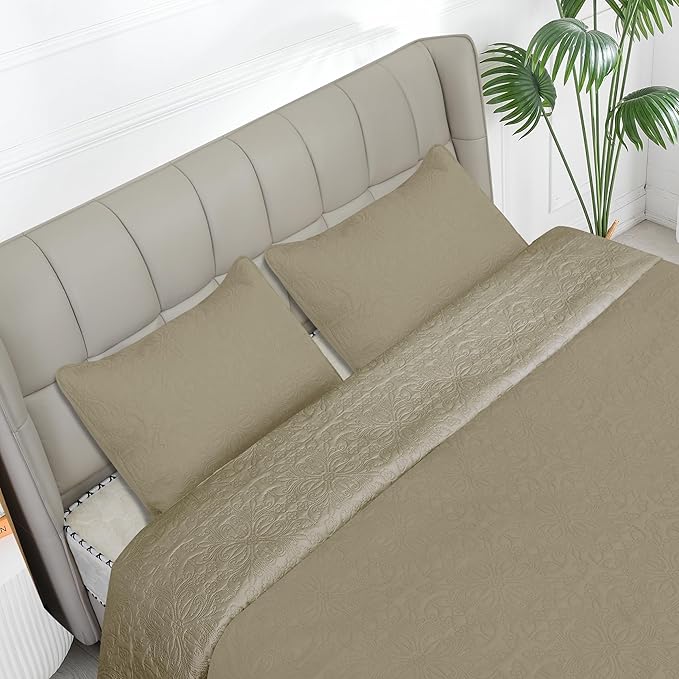 Easy-Going Full/Queen Size Reversible Quilt Set with 1 Quilt and 2 Pillow Shams, Soft Bed Quilt Cover, Water Resistant Lightweight Microfiber Bedspread, Stain Resistant, Damask-Beige/Beige