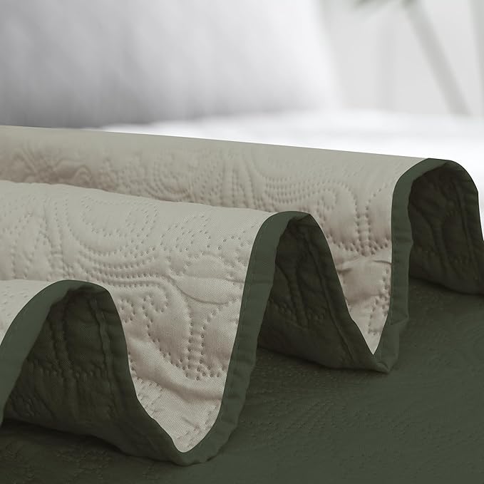 Easy-Going King Size Reversible Quilt Set with 1 Quilt and 2 Pillow Shams, Soft Bed Quilt Cover, Water Resistant Lightweight Microfiber Bedspread, Stain Resistant, Damask-Army Green/Beige