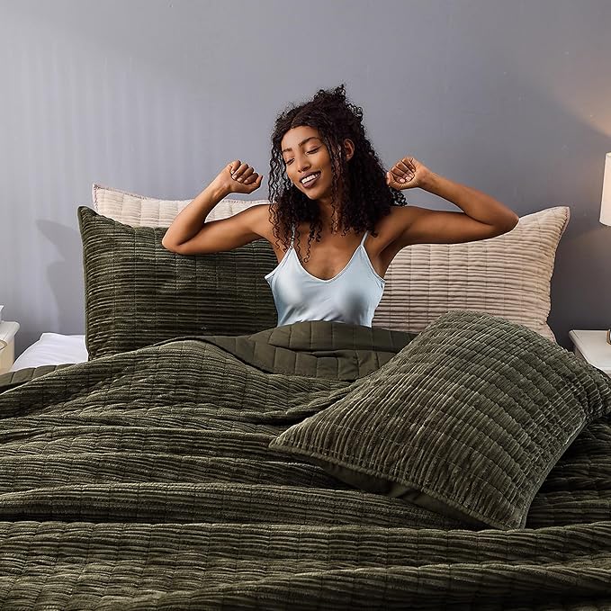 Wonderful Luxury Velvet Quilt - Striped Channel Stitch Dark Green Quilt Queen, Soft Corduroy Lightweight Comforter, Pet-Friendly, Tear-Resistant, Bedspread Coverlet Bedding Set for All Season,94"x94"