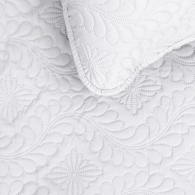 Easy-Going King Size Reversible Quilt Set with 1 Quilt and 2 Pillow Shams, Soft Bed Quilt Cover, Water Resistant Lightweight Microfiber Bedspread, Stain Resistant, Olive Leaf-White/White
