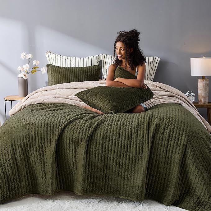 Wonderful Luxury Velvet Quilt - Striped Channel Stitch Dark Green Quilt Queen, Soft Velvet Lightweight Comforter, Pet-Friendly Bedspread Quilted Coverlet Bedding Set for All Season,94"x94"