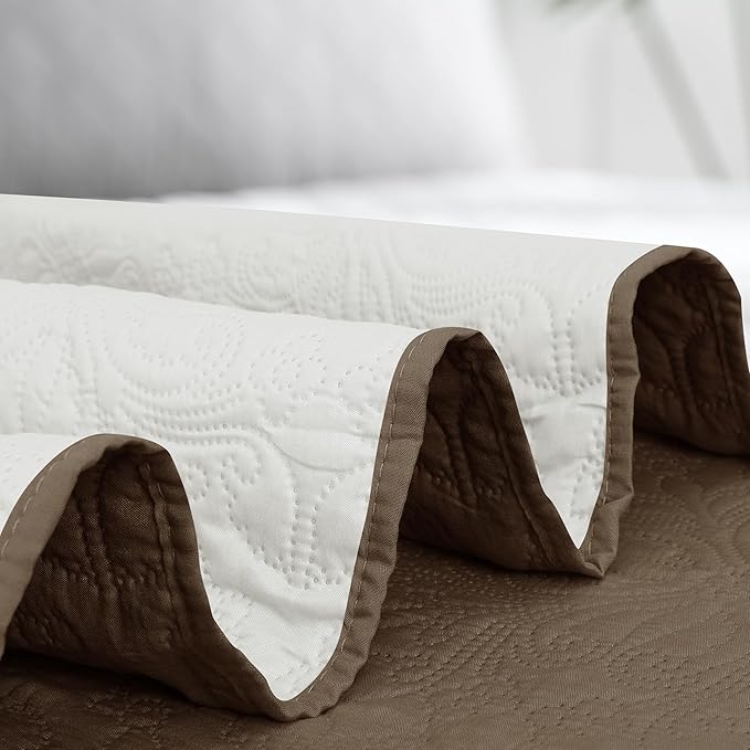 Easy-Going Full/Queen Size Reversible Quilt Set with 1 Quilt and 2 Pillow Shams, Soft Bed Quilt Cover, Water Resistant Lightweight Microfiber Bedspread, Stain Resistant, Damask-Camel/Ivory