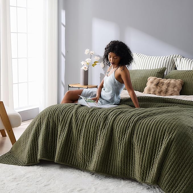 Wonderful Luxury Velvet Quilt - Striped Channel Stitch Dark Green Quilt King, Soft Velvet Lightweight Comforter, Pet-Friendly, Tear-Resistant, Bedspread Coverlet Bedding Set for All Season,106"x94"