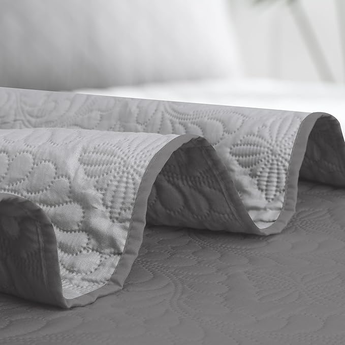 Easy-Going Twin Size Reversible Quilt Set with 1 Quilt and 1 Pillow Sham, Soft Bed Quilt Cover, Water Resistant Lightweight Microfiber Bedspread, Stain Resistant, Olive Leaf-Gray/Light Gray