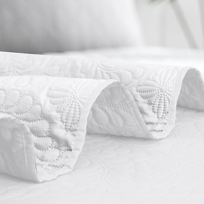 Easy-Going King Size Reversible Quilt Set with 1 Quilt and 2 Pillow Shams, Soft Bed Quilt Cover, Water Resistant Lightweight Microfiber Bedspread, Stain Resistant, Olive Leaf-White/White