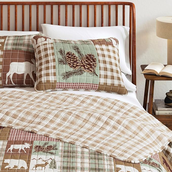 Great Bay Home Rustic Cabin King Size Quilt Set with Shams - All-Season, Lightweight, Reversible Bedspread - Lodge-Themed Summer Bedding Sets (King/California King, Hemlock Green/Brown)