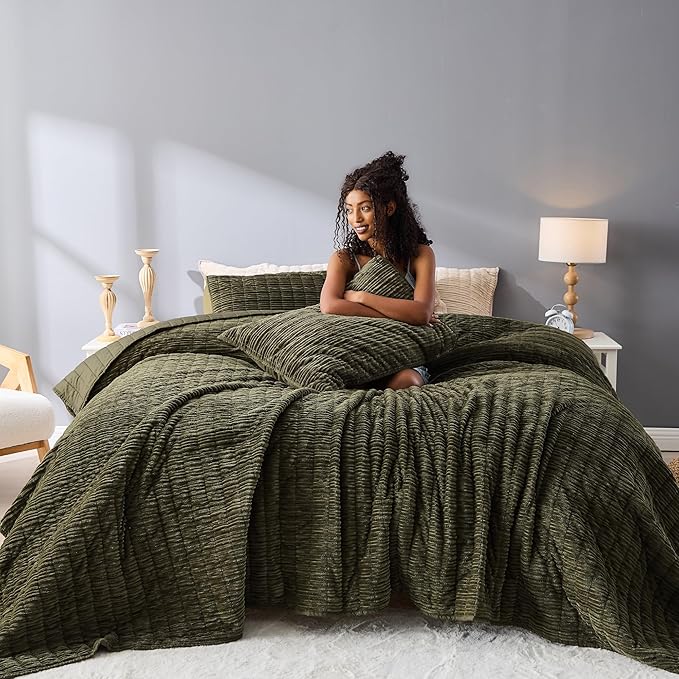 Wonderful Luxury Velvet Quilt - Striped Channel Stitch Dark Green Quilt King, Soft Corduroy Lightweight Comforter, Pet-Friendly, Tear-Resistant, Bedspread Coverlet Bedding Set for All Season,106"x94"