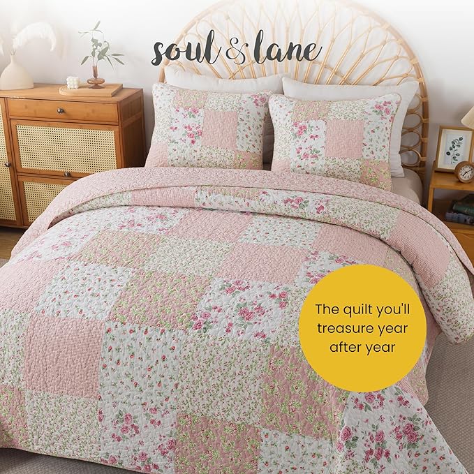 Soul & Lane Blush Bloom Cotton Quilt Set - Queen Size with 2 Shams, Floral Patchwork Quilted Comforter, Lightweight Country Pieced Bedspread in Blush and Pink, Roses Patch Work Bedding