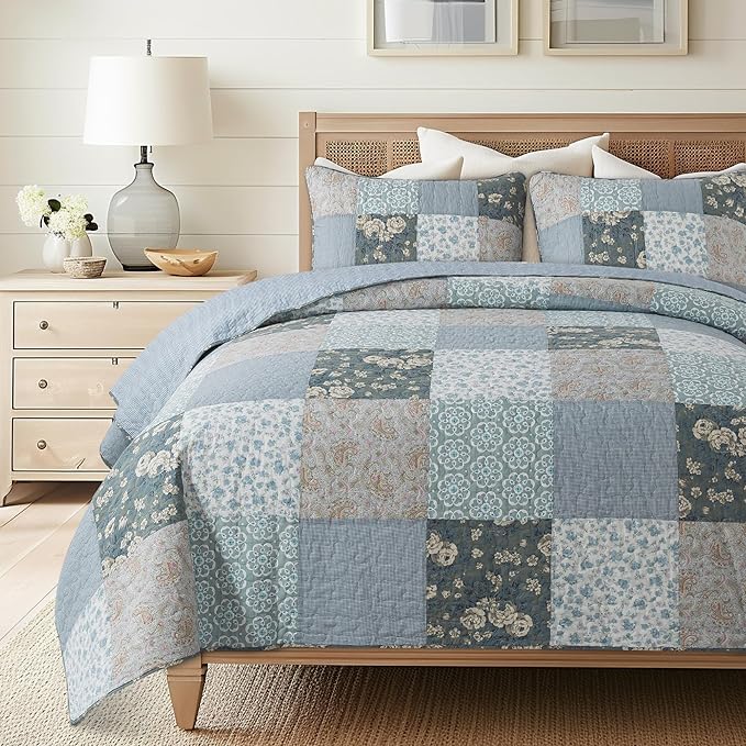 SLPR Wildflowers Cotton Quilt Set - Queen Size with 2 Shams, Blue Gray Floral Pieced Patchwork Design, Country Quilted Bedspread with Flower Pattern, Cottage Style Bedding for All Seasons