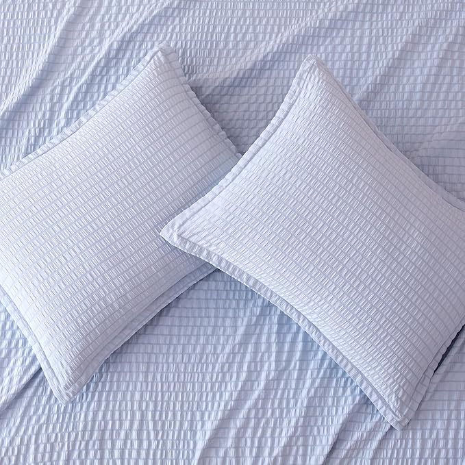 Amazon Basics Jacquard Geometric Microfiber 3-Piece Duvet Cover Set, Includes 1 Duvet Cover and 2 Pillow Shams, King, Blue Striped