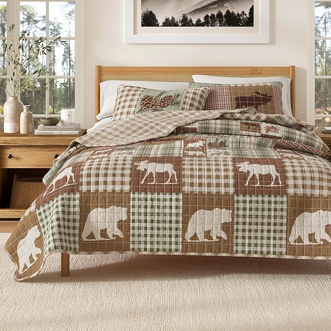 Great Bay Home Rustic Cabin Full/Queen Size Quilt Set with Shams - All-Season, Lightweight, Reversible Bedspread - Lodge-Themed Summer Bedding Sets (Full/Queen, Hemlock Green/Brown)