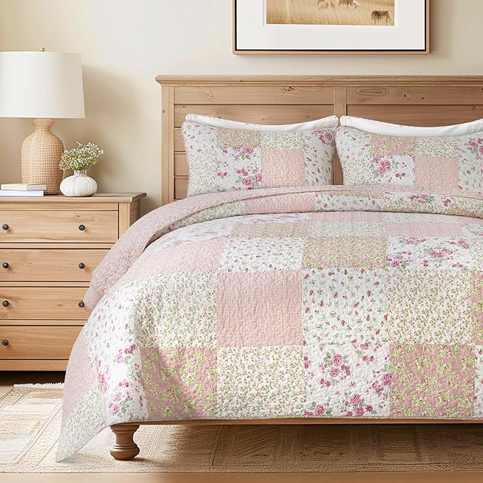 Soul & Lane Blush Bloom Cotton Quilt Set - Queen Size with 2 Shams, Floral Patchwork Quilted Comforter, Lightweight Country Pieced Bedspread in Blush and Pink, Roses Patch Work Bedding