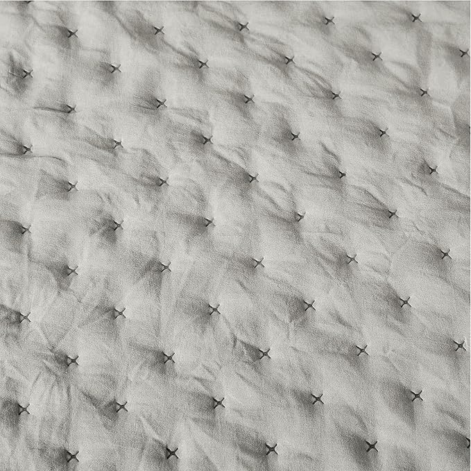 Amazon Basics Brushed Microfiber Quilt Set, Extra Soft with Natural Texture, 2-Piece,Twin/Twin XL, Grey