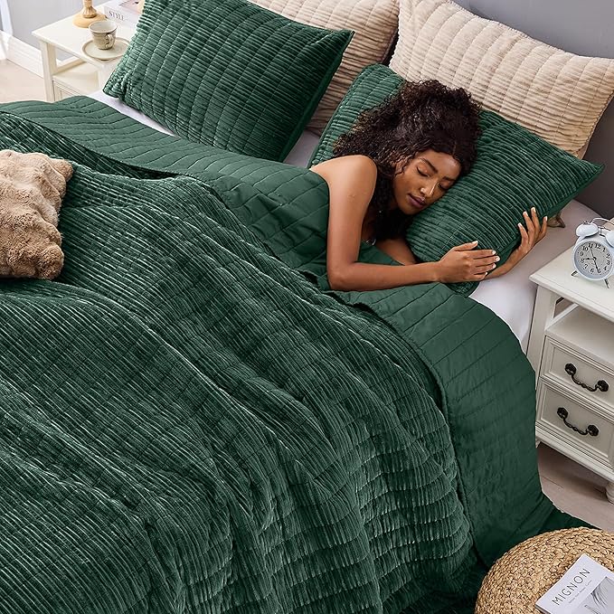 Wonderful Luxury Velvet Quilt - Striped Channel Stitch Forest Green Quilt Queen, Soft Corduroy Lightweight Comforter, Pet-Friendly, Tear-Resistant, Bedspread Coverlet Bedding for All Season,94"x94"