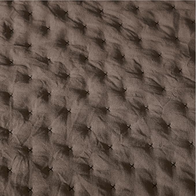 Amazon Basics Brushed Microfiber Quilt Set, Extra Soft with Natural Texture, 3-Piece,King, Brown