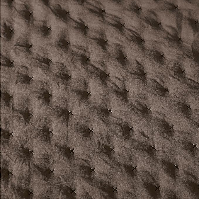 Amazon Basics Brushed Microfiber Quilt Set, Extra Soft with Natural Texture, 2-Piece,Twin/Twin XL, Brown