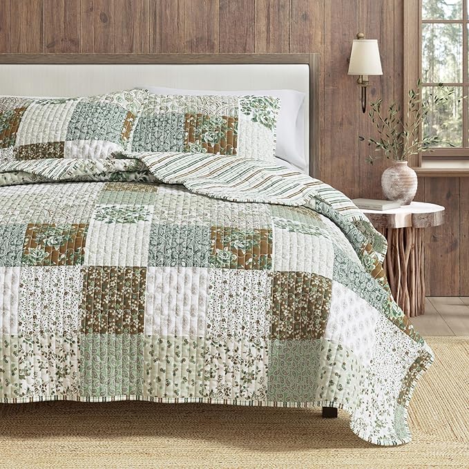 Great Bay Home 2-Piece Twin/Twin XL Microfiber Quilt Set with Shams - Patchwork Floral Reversible Design - Lightweight, All-Season, Layerable Bedding Set (Floral Grid - Brown)