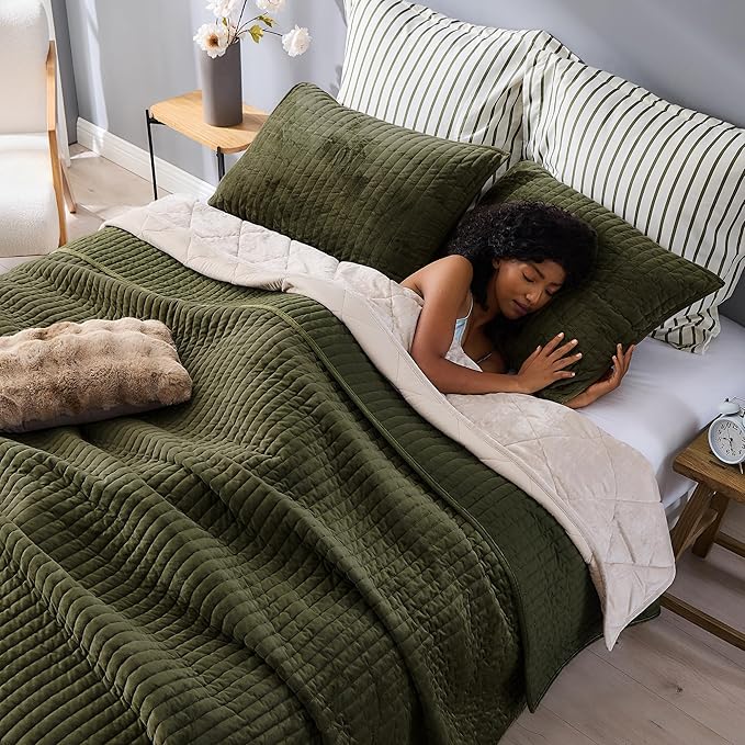 Wonderful Luxury Velvet Quilt - Striped Channel Stitch Dark Green Quilt Queen, Soft Velvet Lightweight Comforter, Pet-Friendly Bedspread Quilted Coverlet Bedding Set for All Season,94"x94"