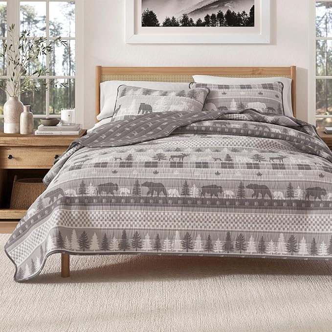 Great Bay Home Rustic Cabin Twin Size Quilt Set with Shams - All-Season, Lightweight, Reversible Bedspread - Lodge-Themed Summer Bedding Sets (Twin/Twin XL, Rustic Landscape Grey)
