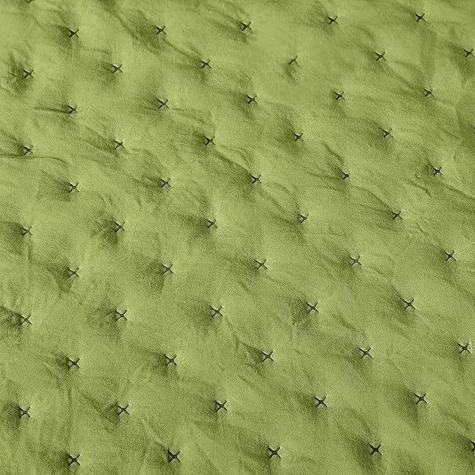Amazon Basics Brushed Microfiber Quilt Set, Extra Soft with Natural Texture, 2-Piece,Twin/Twin XL, Green