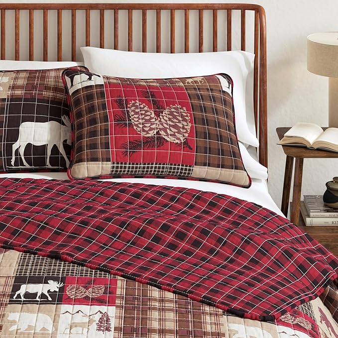 Great Bay Home Rustic Cabin King Size Quilt Set with Shams - All-Season, Lightweight, Reversible Bedspread - Lodge-Themed Summer Bedding Sets (King/California King, Hemlock Red/Brown).