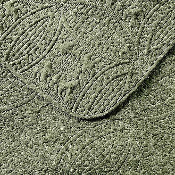 Pure Bedding Quilt Set Full/Queen Size Olive Green - Oversized Bedspread - Soft Microfiber Lightweight Coverlet for All Season - 3 Piece Includes 1 Quilt and 2 Shams, Geometric Pattern